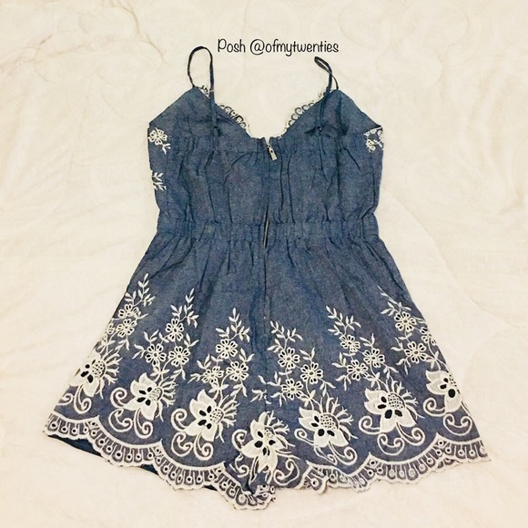 Last RESTOCK🎉💕Scalloped Floral Fitted Denim Romper - Picture 6 of 10